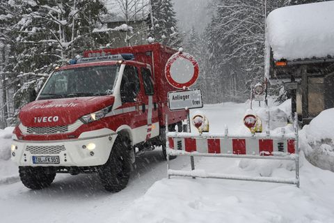 Feuerwehrfahrzeug im Schnee bei Jachenau