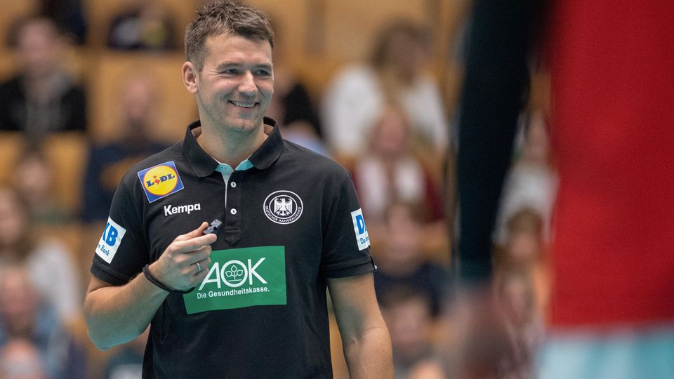 Deutsche Handball-Nationalmannschaft: Christian Prokop, Bundestrainer Prokop ist seit Anfang 2017 Bundestrainer. Die WM in Dänemark und Deutschland ist sein erstes große Turnier. Er ist Nachfolger des Isländers Dagur Sigurdsson, der die Nationalmannschaft 2016 zur Europameisterschaft führte. Christian Prokop, Bundestrainer Prokop ist seit Anfang 2017 Bundestrainer. Die WM in Dänemark und Deutschland ist sein erstes große Turnier. Er ist Nachfolger des Isländers Dagur Sigurdsson, der die Nationalmannschaft 2016 zur Europameisterschaft führte.