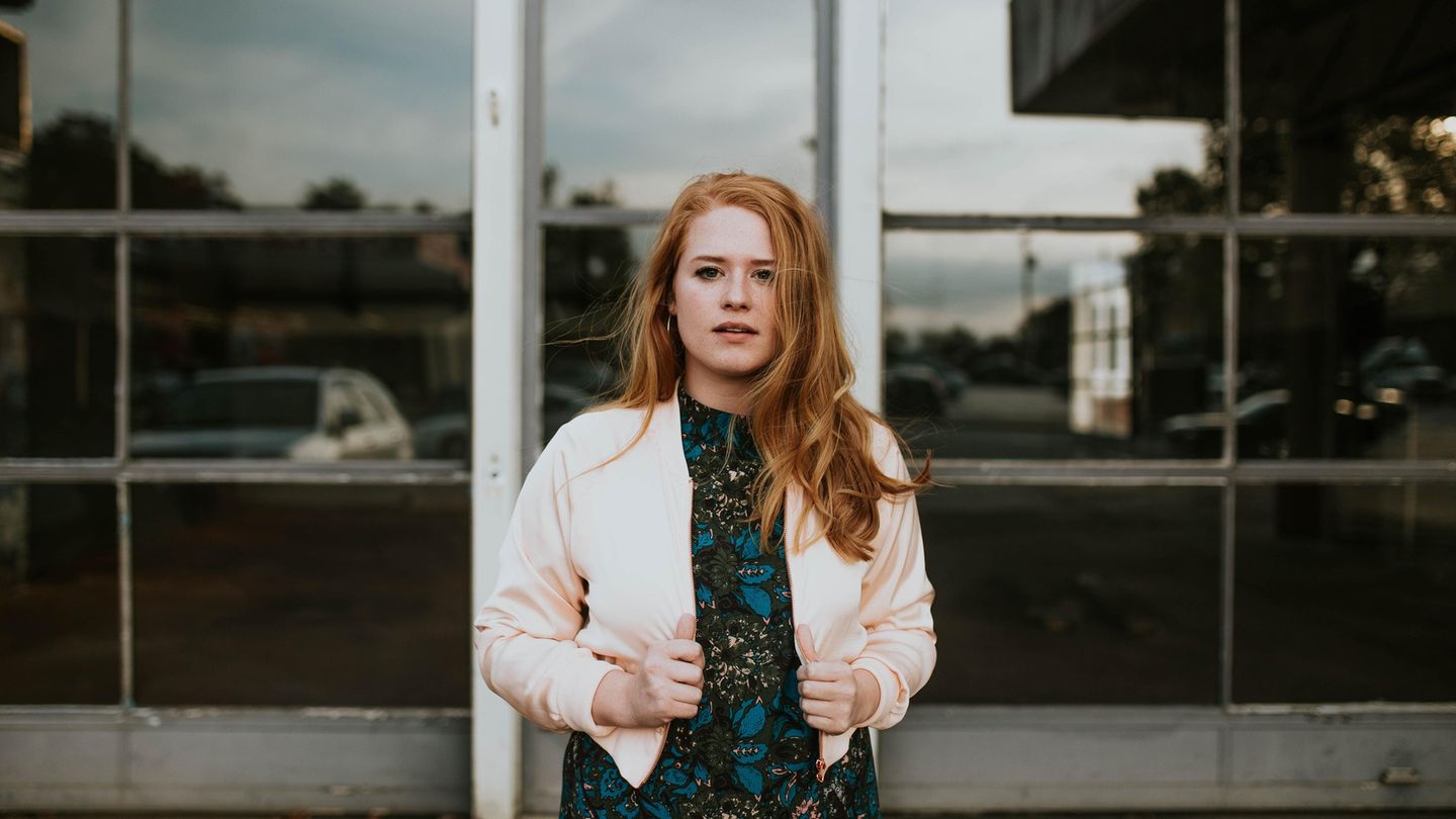 Eine junge Frau mit roten Haaren