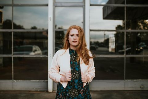 Eine junge Frau mit roten Haaren