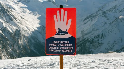 Deutsche Schüler werden von Lawine erfasst und überleben