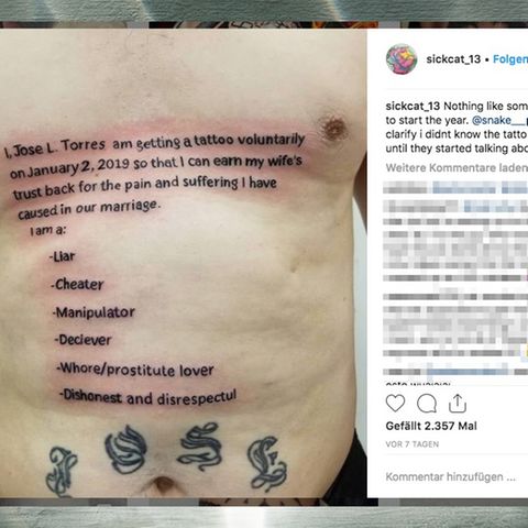 Mann tätowiert sich Entschuldigung auf den Bauch