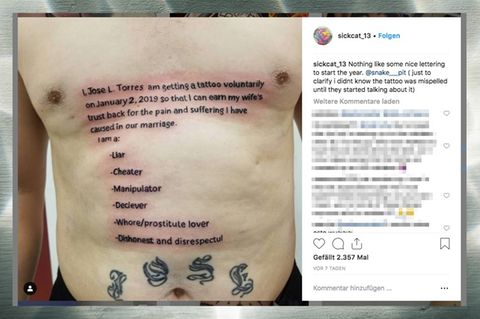 Mann tätowiert sich Entschuldigung auf den Bauch