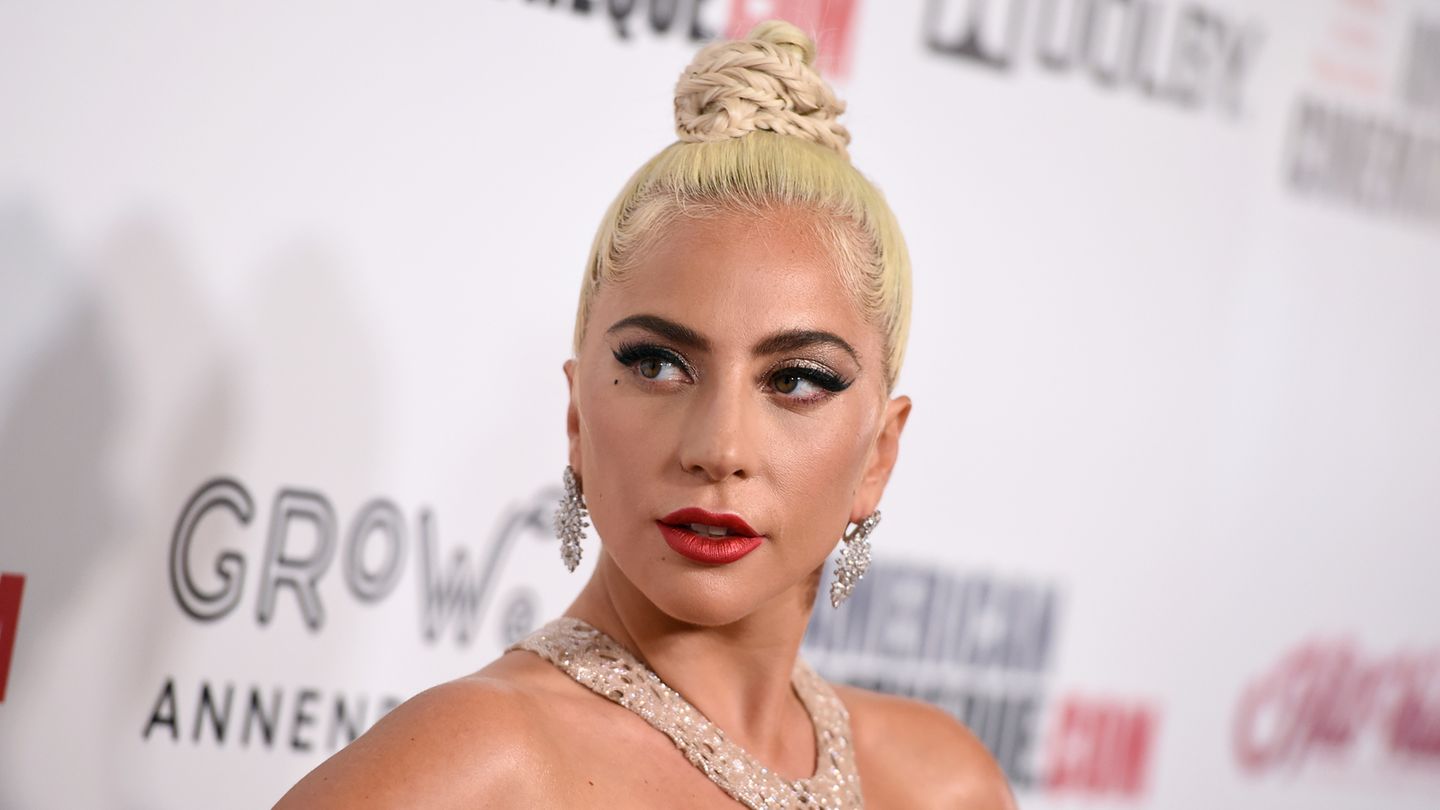 Lady Gaga posiert auf einem Event für die Kamera