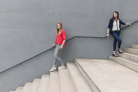 Zwei Freunde gehen in unterschiedliche Richtungen