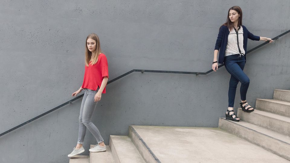 Zwei Freunde gehen in unterschiedliche Richtungen