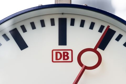 Eine Uhr mit dem Logo der Deutschen Bahn hängt im Hauptbahnhof