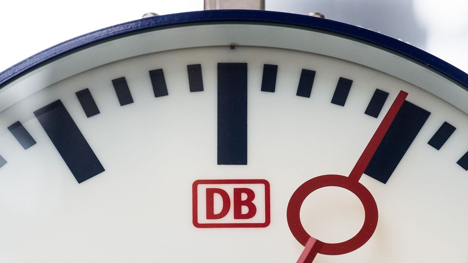 Eine Uhr mit dem Logo der Deutschen Bahn hängt im Hauptbahnhof