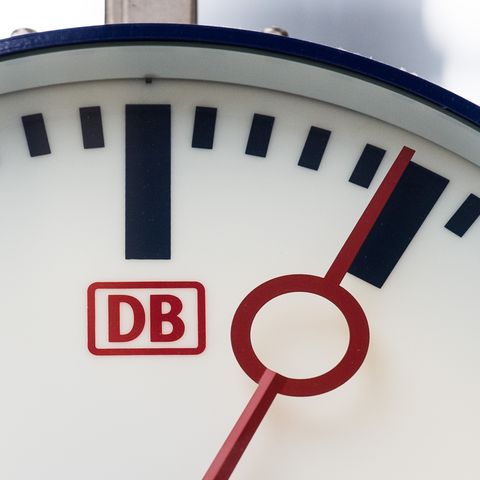 Eine Uhr mit dem Logo der Deutschen Bahn hängt im Hauptbahnhof