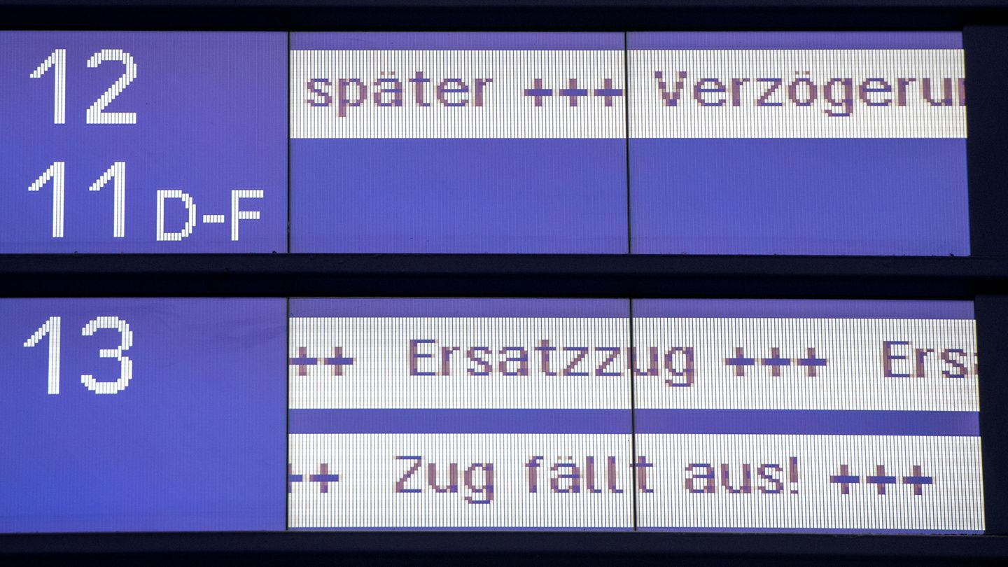 Anzeige an einem Bahnhof der Deutschen Bahn: 2018 kam jeder vierte Fernzug zu spät