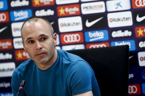 Andrès Iniesta während einer Pressekonferenz