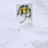 Die Bushaltestelle an einem Dorf am bayrischen Spitzingsee geht in den Schneemassen fast unter