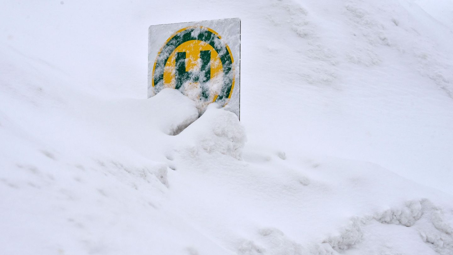 Die Bushaltestelle an einem Dorf am bayrischen Spitzingsee geht in den Schneemassen fast unter