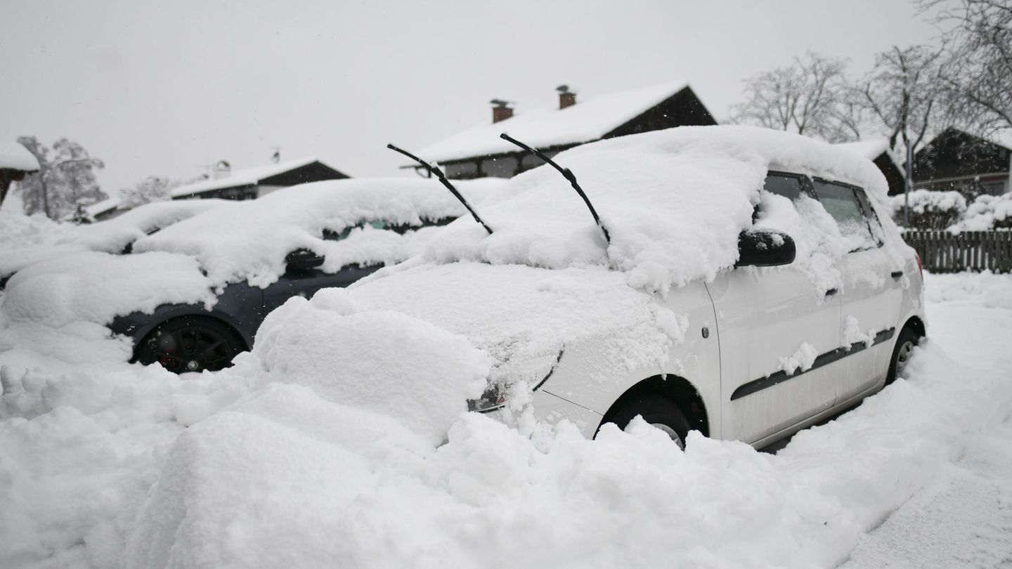 Auch in Berchtesgaden steht der Verkehr still. Das Landratsamt für den südlichen Landkreis Berchtesgadener Land rief wegen der anhaltenden Schneefälle den Katastrophenfall aus