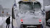 Bayern, Schongau. Mit Eis und Schnee überzogen steht ein Triebwagen der Regionalbahn Augsburg-Schongau im Bahnhof