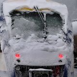 Bayern, Schongau. Mit Eis und Schnee überzogen steht ein Triebwagen der Regionalbahn Augsburg-Schongau im Bahnhof