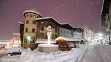 Bayern, Berchtesgaden: Frischer Schnee liegt in den Straßen und auf den Dächern von Berchtesgaden
