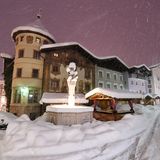 Bayern, Berchtesgaden: Frischer Schnee liegt in den Straßen und auf den Dächern von Berchtesgaden