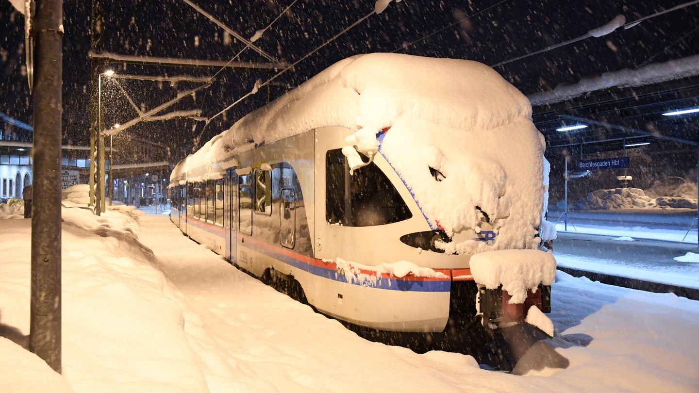Der Zugverkehr wurde in Berchtesgaden eingestellt. Für viele Kinder vor allem in Oberbayern bedeutet das Wetter schulfrei. 
