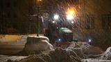 Bayern, Kaufbeuren: Ein Räumfahrzeug befreit eine Einfahrt vom Schnee