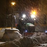 Bayern, Kaufbeuren: Ein Räumfahrzeug befreit eine Einfahrt vom Schnee