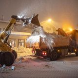 Bayern, Miesbach. Ein Radlader lädt in der Innenstadt von Miesbach zusammengeschobenen Schnee auf einen LKW. Der Landkreis Miesbach hat wegen starken Schneefalls und Unwetter einen Katastrophenalarm ausgelöst