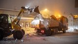 Bayern, Miesbach. Ein Radlader lädt in der Innenstadt von Miesbach zusammengeschobenen Schnee auf einen LKW. Der Landkreis Miesbach hat wegen starken Schneefalls und Unwetter einen Katastrophenalarm ausgelöst