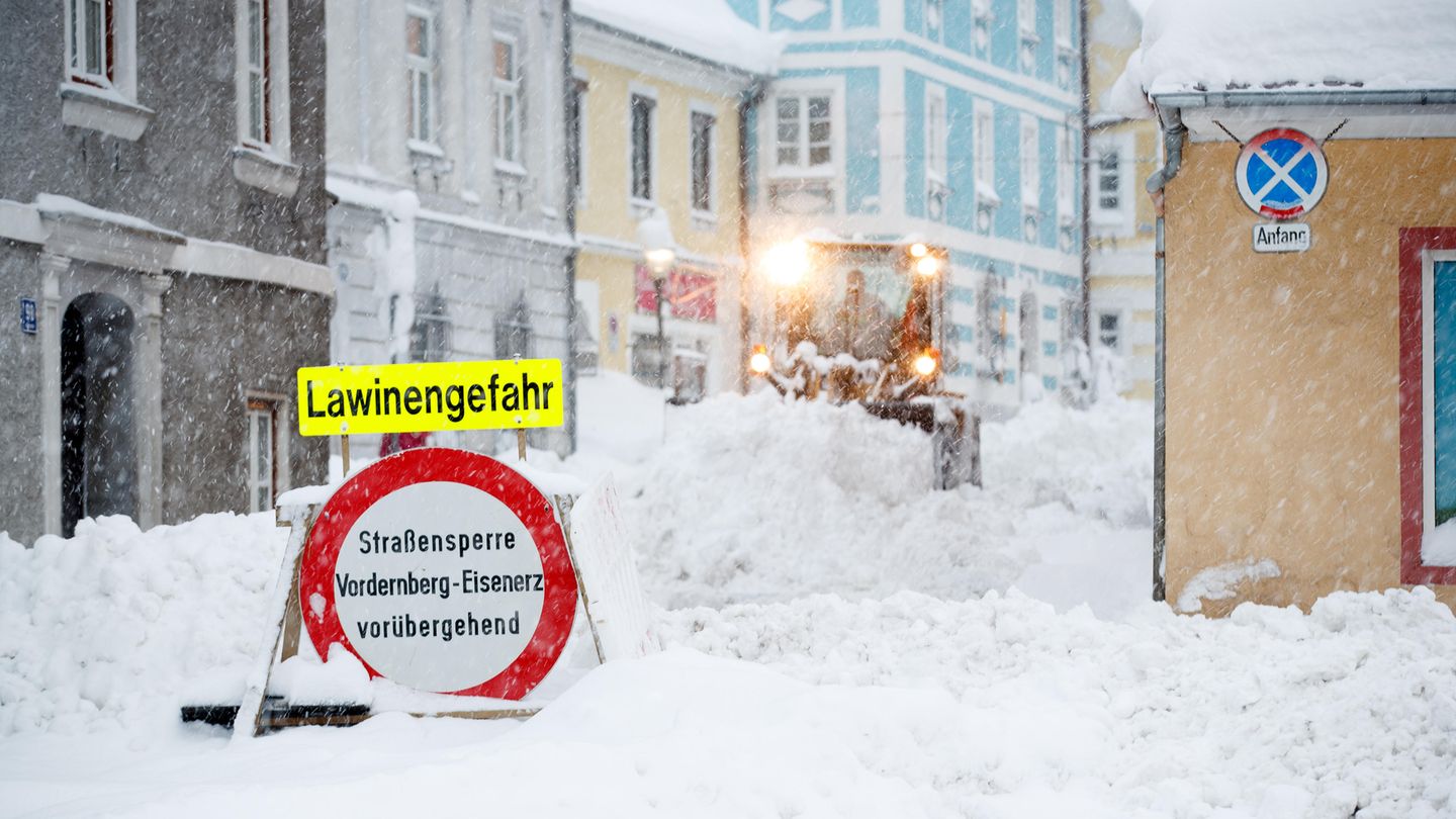 Österreich, Vordernberg. Ein Räumfahrzeug räumt eine Straße. Meteorologen erwarten in Österreich weitere Schneemassen und damit eine Verschärfung der Lawinengefahr.