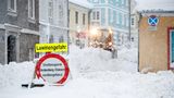 Österreich, Vordernberg. Ein Räumfahrzeug räumt eine Straße. Meteorologen erwarten in Österreich weitere Schneemassen und damit eine Verschärfung der Lawinengefahr.