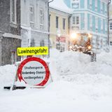 Österreich, Vordernberg. Ein Räumfahrzeug räumt eine Straße. Meteorologen erwarten in Österreich weitere Schneemassen und damit eine Verschärfung der Lawinengefahr.