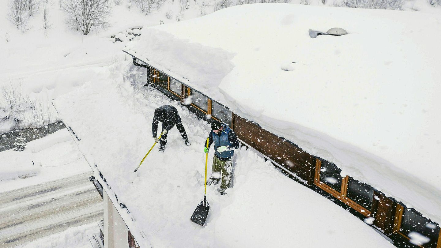 Österreich, Saalbach. In weiten Teilen Österreichs sind in den letzten Tagen erhebliche Mengen an Schnee gefallen. Seit dem Wochenende starben bis zu sieben Menschen im Schnee