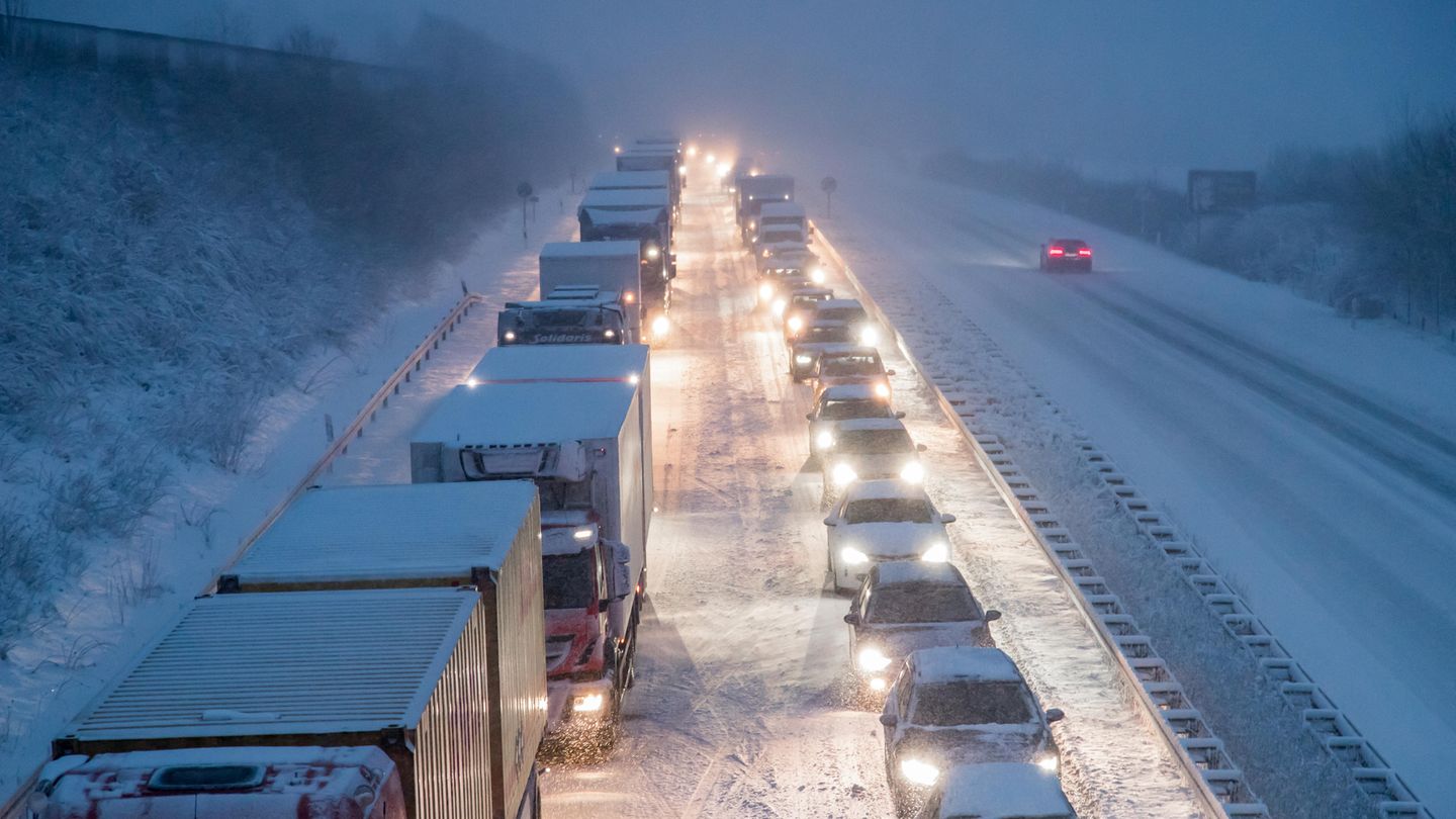 Sachsen, Stollberg: Fahrzeuge stehen auf der verschneiten Autobahn A72 bei Stollberg im Stau. Auf den Straßen kam es vielerorts zu Unfällen bei Glatteis. Bei Wermsdorf in Sachsen kam ein Autofahrer bei einem Frontalzusammenstoß ums Leben.