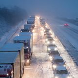 Sachsen, Stollberg: Fahrzeuge stehen auf der verschneiten Autobahn A72 bei Stollberg im Stau. Auf den Straßen kam es vielerorts zu Unfällen bei Glatteis. Bei Wermsdorf in Sachsen kam ein Autofahrer bei einem Frontalzusammenstoß ums Leben.