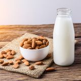 Mandelmilch  Problematisch bei der Mandelmilch: 80 Prozent der verarbeiteten Mandeln kommen aus Kalifornien. Die werden auf enormen Flächen in Monokulturen angebaut, der Mandelbaum an sich benötigt zudem jede Menge Wasser. 