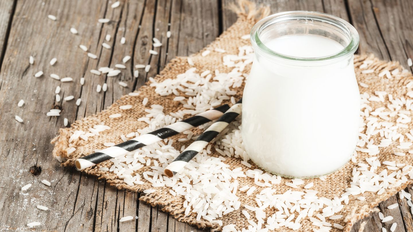 Gut zu wissen: Reismilch Aus Nährstoffsicht ist Reismilch im Gegensatz zu Kuhmilch wenig empfehlenswert. Sie ist reich an Kalorien, hat dabei aber kaum Nährstoff. Zumindest ist sie laktose- und glutenfrei. Geschmacklich ist sie eher neutral mit einer süßlichen Note. Wegen Arsenbelastung ist Reismilch nicht für Kinder geeignet. Am besten hier nach Bio-Produkten greifen. Reismilch Aus Nährstoffsicht ist Reismilch im Gegensatz zu Kuhmilch wenig empfehlenswert. Sie ist reich an Kalorien, hat dabei aber kaum Nährstoff. Zumindest ist sie laktose- und glutenfrei. Geschmacklich ist sie eher neutral mit einer süßlichen Note. Wegen Arsenbelastung ist Reismilch nicht für Kinder geeignet. Am besten hier nach Bio-Produkten greifen.