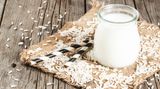 Reismilch  Aus Nährstoffsicht ist Reismilch im Gegensatz zu Kuhmilch wenig empfehlenswert. Sie ist reich an Kalorien, hat dabei aber kaum Nährstoff. Zumindest ist sie laktose- und glutenfrei. Geschmacklich ist sie eher neutral mit einer süßlichen Note. Wegen Arsenbelastung ist Reismilch nicht für Kinder geeignet. Am besten hier nach Bio-Produkten greifen.