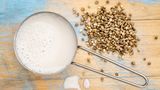 Hanfmilch  Die Hanfmilch soll als Milchalternative ein echter Geheimtipp sein. Im Kaffee schmeckt sie sogar fast wie fettarme Kuhmilch. Hanfmilch wird aus Hanfsamen hergestellt, nicht aus den Blüten oder Blättern der Hanfpflanze. Es gibt daher keinen Milchrausch. Hierzulande ist die Hanfmilch noch nicht sehr bekannt. Zu kaufen gibt es sie in Bio-Läden sowie in vielen Edeka-Filialen.