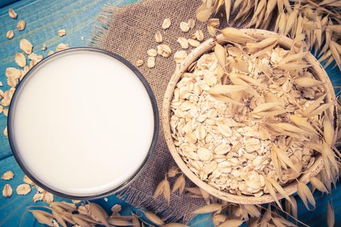 Hafermilch  Am nachhaltigsten ist der Konsum von Hafermilch. Dafür müssen weder Regenwälder gerodet, noch die kalifornische Wüste bewässert werden. Der schwedische Konzern Oatly beispielsweise verwendet Hafer nur aus dem eigenen Land. Auch das Unternehmen Berief bezieht ausschließlich deutschen Hafer. Im Vergleich zu Kuhmilch wirkt sich Hafermilch 70 Prozent weniger auf die Umwelt aus und verbraucht auch in der Herstellung nur knapp 40 Prozent der Energie.  Geschmacklich ist die Hafermilch aber gewöhnungsbedürftig. Lesen Sie hier mehr dazu!