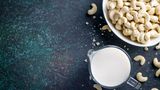 Cashewmilch  Nussdrinks sind besonders cremig und haben einen höheren Fettanteil als Getreidedrinks. Zur Herstellung werden Nüsse einige Stunden in Wasser eingeweicht und anschließend mit frischem Wasser fein püriert.