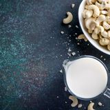 Cashewmilch  Nussdrinks sind besonders cremig und haben einen höheren Fettanteil als Getreidedrinks. Zur Herstellung werden Nüsse einige Stunden in Wasser eingeweicht und anschließend mit frischem Wasser fein püriert.