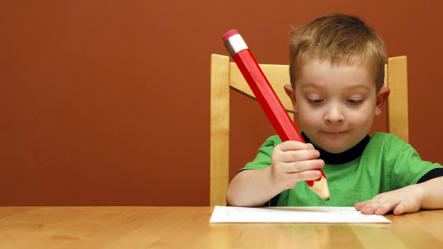 Für kleine Kinder werden Bleistifte offenbar erschreckend oft zu – Tätowiergeräten.
