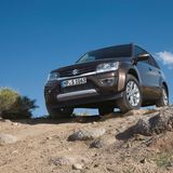 Durch Bodenfreiheit und Reduktionsgetriebe eignet sich der Suzuki Vitara auch für den Einsatz abseits befestigter Pisten. Die Preise beginnen für den Fünftürer mit Allgrip-Antrieb bei etwa 24.000 Euro.