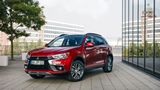 Der Crossover Mitsubishi ASX gehört noch zu den günstigen SUV, er überzeugt mit der hohen Verlässlichkeit von Mitsubishi und üppiger Serienausstattung. Die "Jetfighter"-Optik des Markengrills macht ordentlich was her, von der Größe her eignet sich der ASX auch als Reiselimousine. Für ein Allradmodell 1.8 DI-D+ 4WD ClearTec Plus werden offiziell fast 28.000 Eur verlangt - als Tageszulassung gibt es der Allrad-ASX allerdings auch für 21.000 Euro.