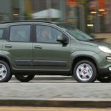 Im Fiat Panda 4x4 steckt mehr Offroad als man denkt. Der Panda ist der kleinste Allradler in Europa, wenn man den Suzuki Jimny außer Acht lässt. Doch der Jimny fährt außer Konkurrenz, als beinharter Mini-Allradler eignet er sich als Auto nur für Jäger und Bergbauern,  Optisch setzt die Variante Cross technisch und optisch eins drauf - kostet dafür aber auch 3000 Euro mehr als ein Panda 4x4. Die Bodenfreiheit wurde um neun auf 161 Millimeter erhöht. Der Panda Cross ist mit dem permanenten Vierradantrieb "Torque on Demand" ausgerüstet. Seine maximale Steigfähigkeit liegt bei 70 Prozent, die maximale seitliche Neigung 55 Prozent.  Sinn macht diese Zusatzausstattung nur, wenn der Kleine tatsächlich ins Gelände soll. Dient der Allradantrieb nur als Traktionshilfe auf schlechten Wegen, tut es auch ein Panda 4x4 für knapp 16.000 Euro.