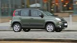 Im Fiat Panda 4x4 steckt mehr Offroad als man denkt. Der Panda ist der kleinste Allradler in Europa, wenn man den Suzuki Jimny außer Acht lässt. Doch der Jimny fährt außer Konkurrenz, als beinharter Mini-Allradler eignet er sich als Auto nur für Jäger und Bergbauern,  Optisch setzt die Variante Cross technisch und optisch eins drauf - kostet dafür aber auch 3000 Euro mehr als ein Panda 4x4. Die Bodenfreiheit wurde um neun auf 161 Millimeter erhöht. Der Panda Cross ist mit dem permanenten Vierradantrieb "Torque on Demand" ausgerüstet. Seine maximale Steigfähigkeit liegt bei 70 Prozent, die maximale seitliche Neigung 55 Prozent.  Sinn macht diese Zusatzausstattung nur, wenn der Kleine tatsächlich ins Gelände soll. Dient der Allradantrieb nur als Traktionshilfe auf schlechten Wegen, tut es auch ein Panda 4x4 für knapp 16.000 Euro.