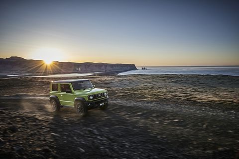 Der Suzuki Jimny ist eine Legende. Kaum ein Wagen leistet im Gelände mehr als der Winzling aus Japan. Die neue Version bietet noch mehr Offroad-Qualitäten als zuvor und besticht mit einem markanten Aussehen.  Für lange Autobahnfahrten ist der Jimny nicht gemacht, dafür ist relativ günstig und wertstabil. Die Top-Version kostet etwa 20.000 Euro.