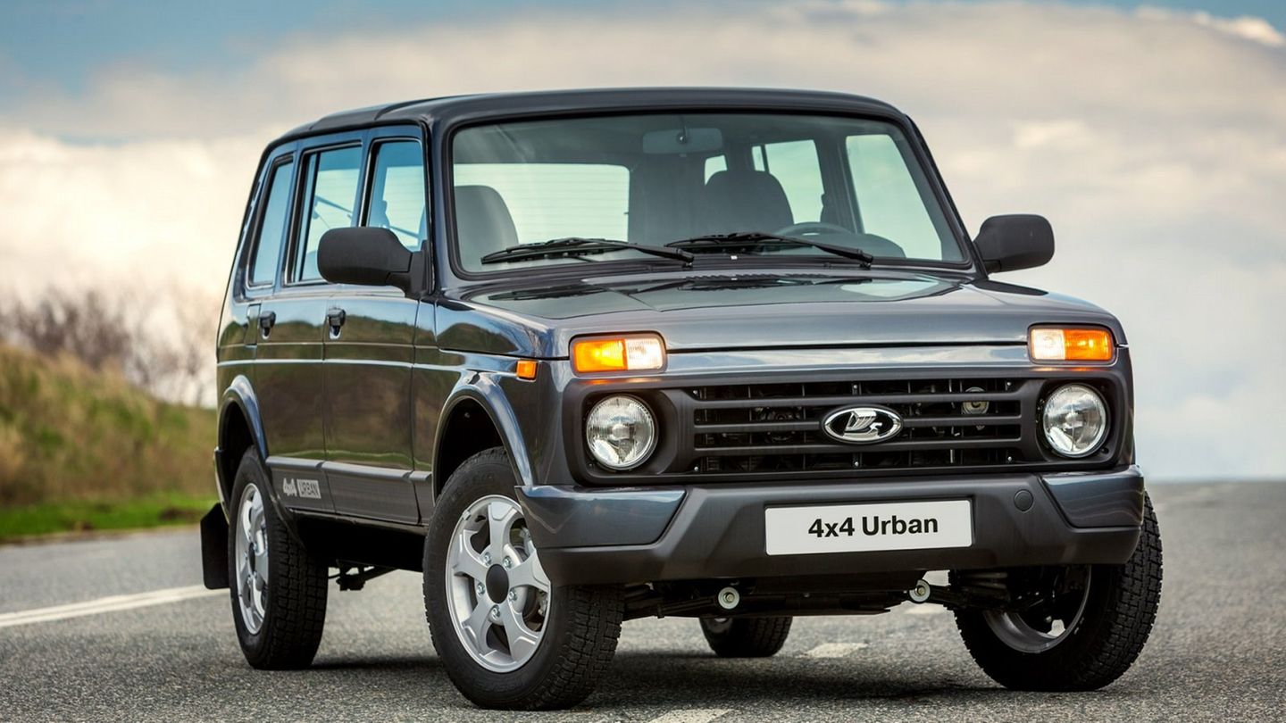 Ob Lada 4x4 oder Lada Taiga, der alte Niva ist eine Offroadlegende. Inzwischen gibt es einen Fünftürer und ein wenig Komfortausstattung, der Wagen ist aber nach wie vor ein rustikales Nutzfahrzeug. Die Preise der verschiedenen Modelle beginnen bei etwa 11.500 Euro - mehr als 15.000 Euro kann man nicht ausgeben. Dafür gibt es sogar eine Sitzheizung für Fahrer und Beifahrer, elektrisch verstellbare und heizbare Außenspiegel - sogar die Stoßfänger sind in Wagenfarbe lackiert.