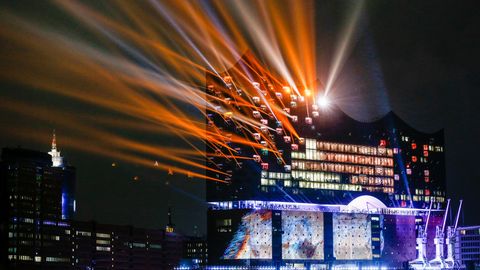 Grandiose Kulisse an der Elbe: Die Lichtshow bei der Eröffnung am 11.01.2017 in Hamburg