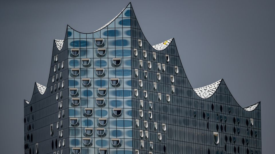 Die Fassade des bis zu 110 Meter hohen und 866 Millionen Euro Gebäudes. Architekten sind Jacques Herzog und Pierre de Meuron aus Basel.