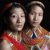 Zwei junge Frauen tragen den traditionellen Schmuck